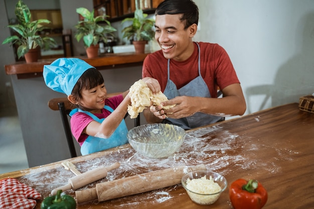 Pai e filha cozinhando juntos