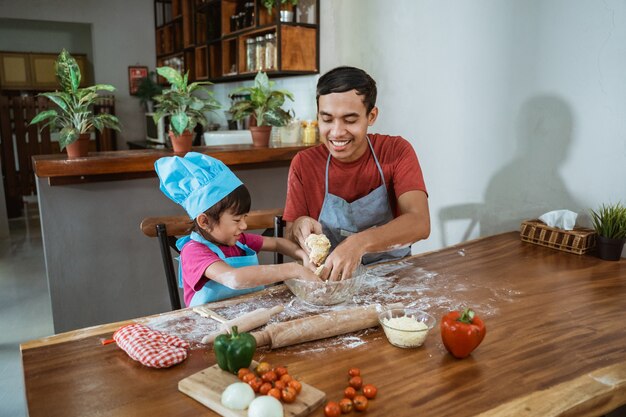 Pai e filha cozinhando juntos