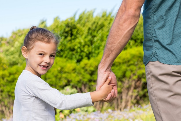 Pai e filha de mãos dadas