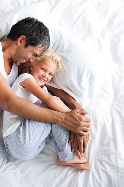 Pai e filha deitado na cama