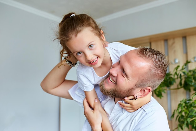 Pai e filha em branco, passar o tempo em casa