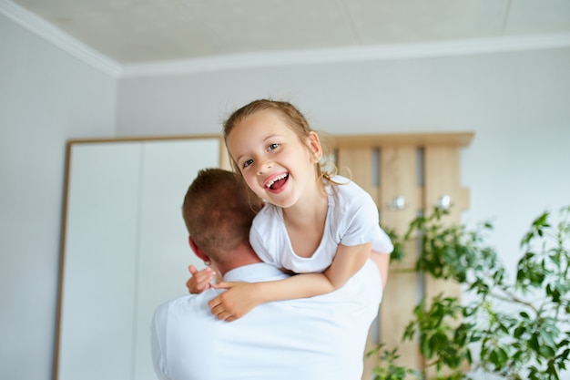 Pai e filha em branco, passar o tempo em casa