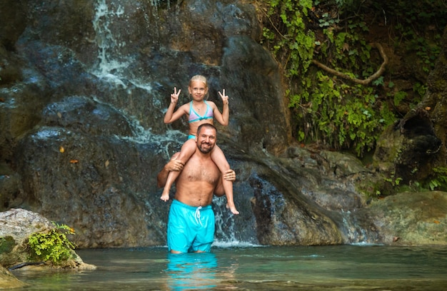 Pai e filha em uma cachoeira na selva. Viajando na natureza perto de uma bela cachoeira, Turquia