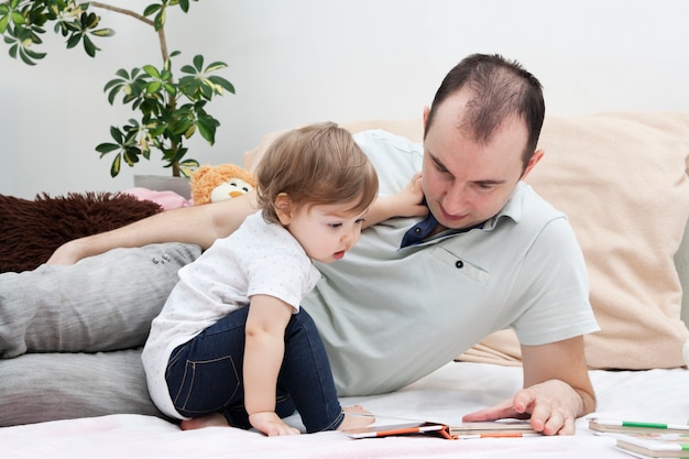 Pai e filha estão considerando livros