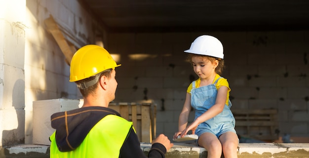 Pai e filha estão no canteiro de obras de sua futura casa. A escolha da futura profissão de construtor é herdada pela criança. A expectativa de mudança, o sonho de uma casa. Empréstimo de hipoteca