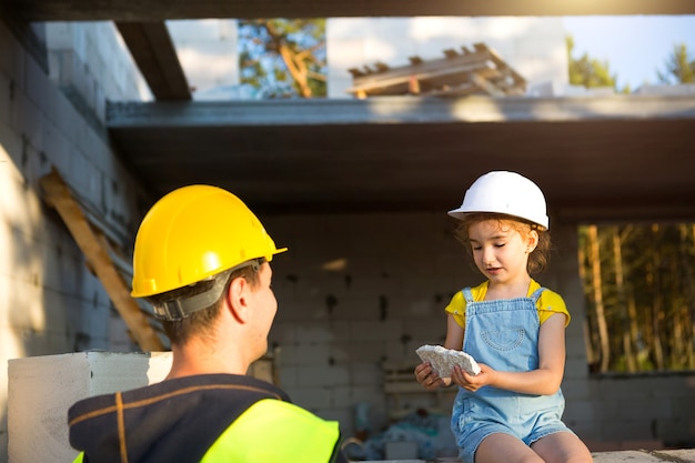 Pai e filha estão no canteiro de obras de sua futura casa. A escolha da futura profissão de construtor é herdada pela criança. A expectativa de mudança, o sonho de uma casa. Empréstimo de hipoteca