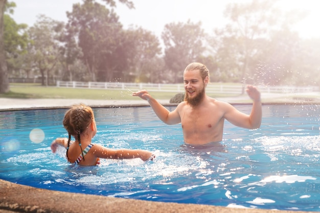 Pai e filha fazendo exercícios