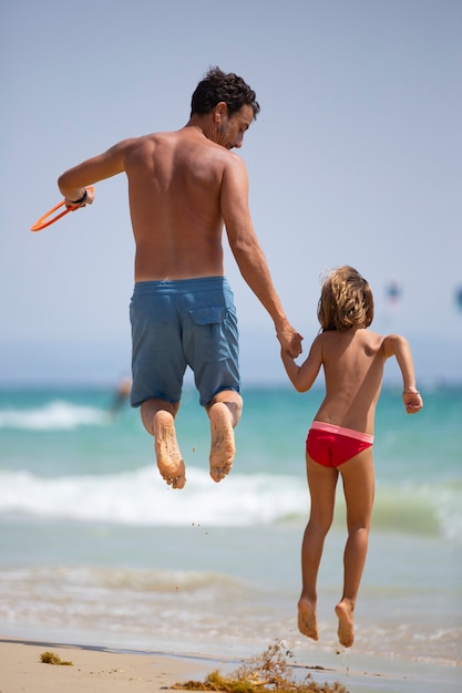 pai e filha felizes juntos na praia