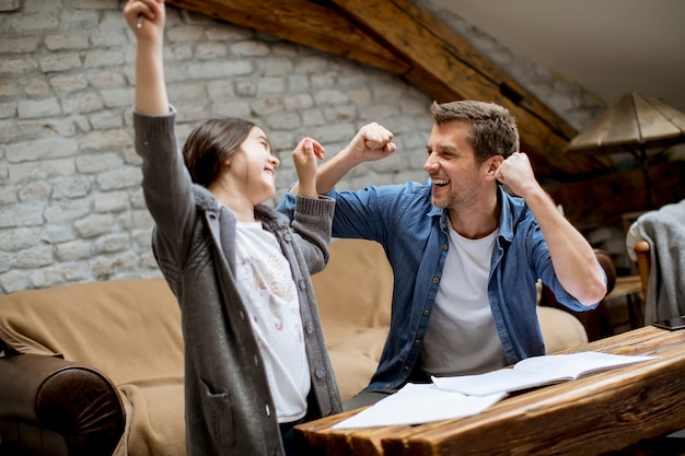 Pai e filha fizeram o dever de casa com sucesso na sala