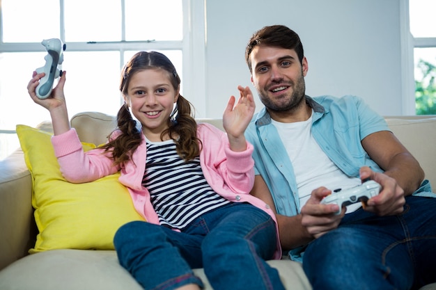 Pai e filha jogando videogame