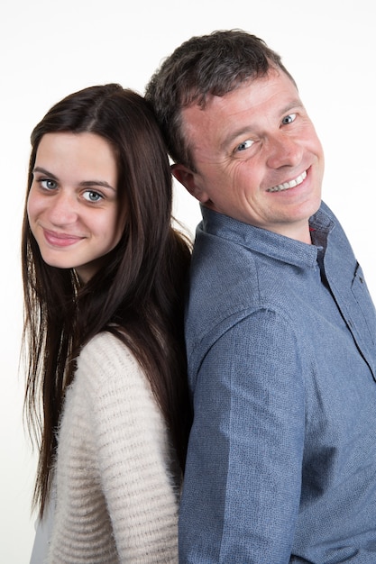 Pai e filha juntos isolados e sorrindo