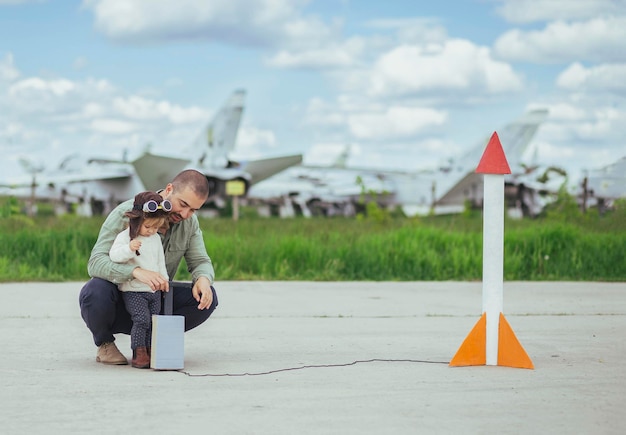 Pai e filha lançam um foguete no aeródromo