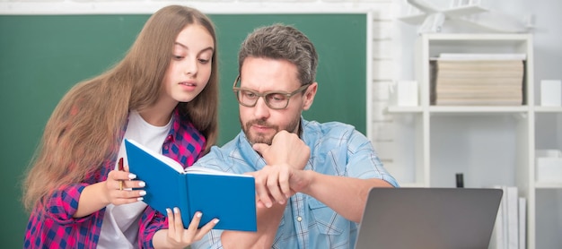 Pai e filha na escola professor e aluno banner professor particular e criança seguram caderno família ajuda pai e filha a usar notebook