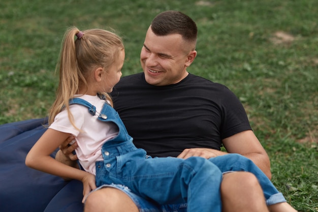 Pai e filha na floresta ou parque