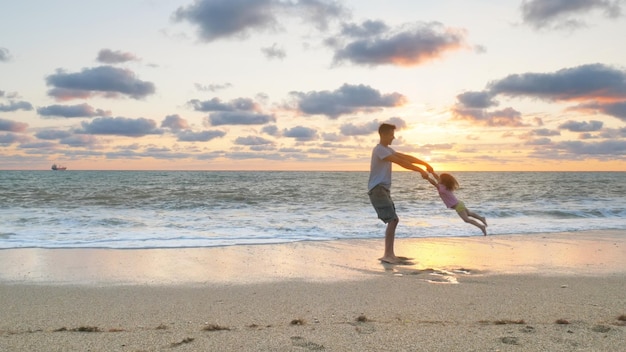 Pai e filha no mar