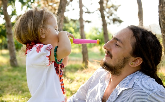 Pai e filha no parque