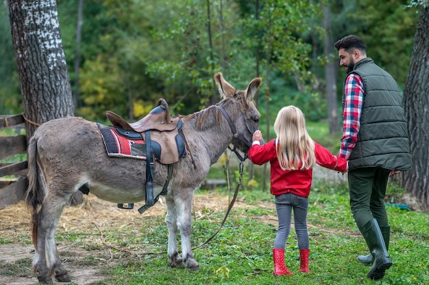 Pai e filha passando tempo na fazenda