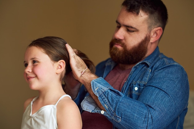 Pai e filha penteado em ligação com cuidado afeição e amor em casa para a felicidade como família pai masculino menina e sorriso em rotina para juntos memória ou apoio no desenvolvimento da criança