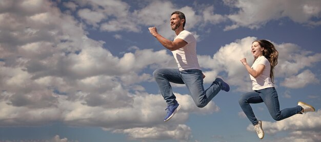 Pai e filha pulam no banner do céu com espaço de cópia pai e filha pulam alto apresse-se feliz infância e paternidade conceito de amizade