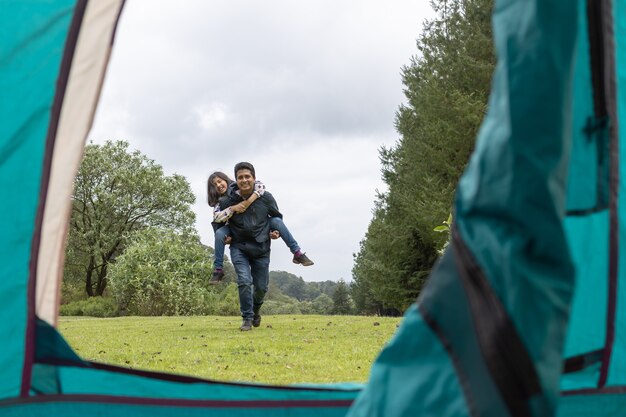 Pai e filha se divertindo no acampamento no campo