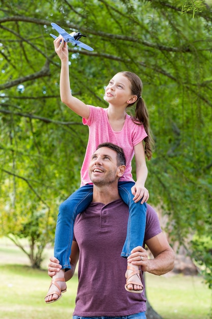 Pai e filha se divertindo no parque