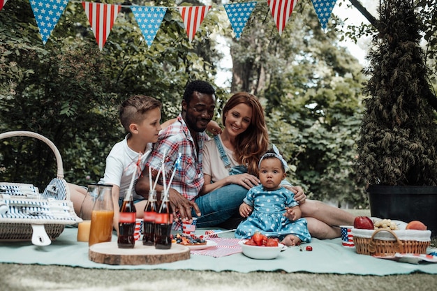 Foto pai e filha sentados na mesa.