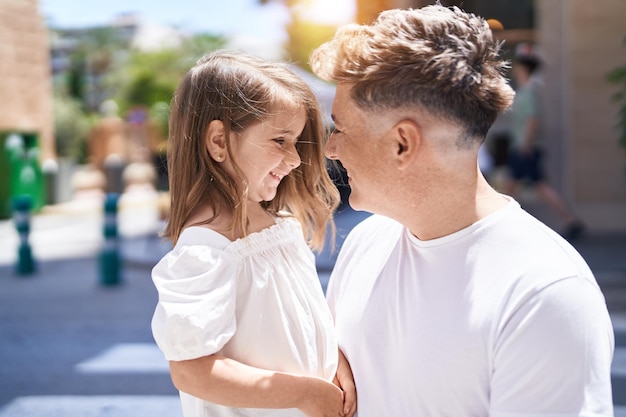 Pai e filha sorrindo confiantes juntos na rua