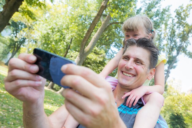 Pai e filha tomando um Selfie