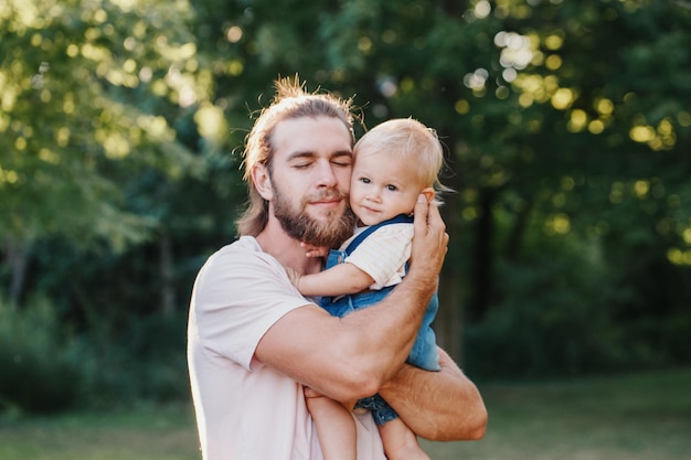 Pai e filho a abraçar-se no parque.