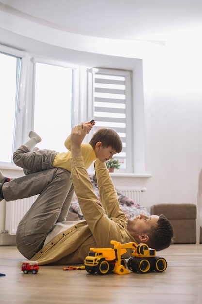 Foto pai e filho a passar tempo juntos na sala de estar