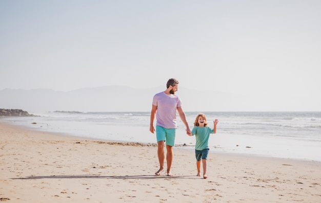 Pai e filho andando na praia de verão pai e filho brincando ao ar livre