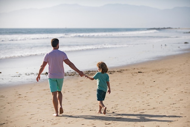 Pai e filho andando no mar pai e filho se divertindo ao ar livre