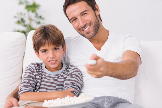 Pai e filho assistindo televisão