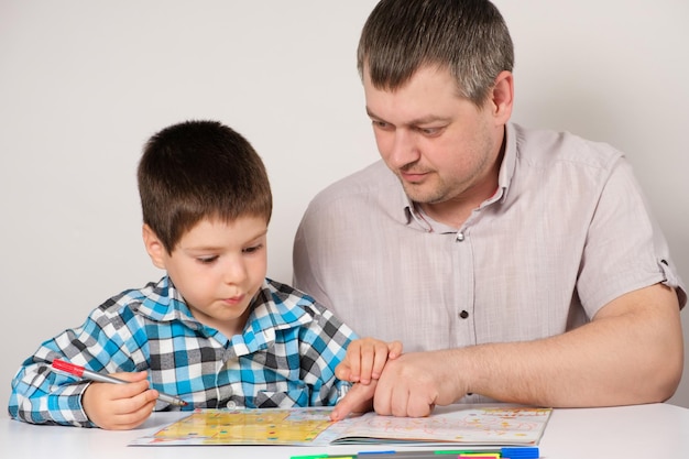 Pai e filho atravessam labirintos