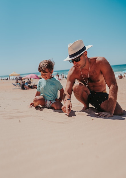 Foto pai e filho brincando alegremente na praia