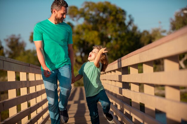 Pai e filho brincando ao ar livre geração de homens de família feliz