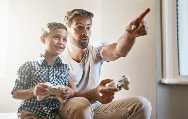 Foto pai e filho brincando com o controlador para videogames, entretenimento ou ligação juntos em casa. pai e criança feliz, criança jovem ou menino com sorriso para console, férias ou lazer em casa.