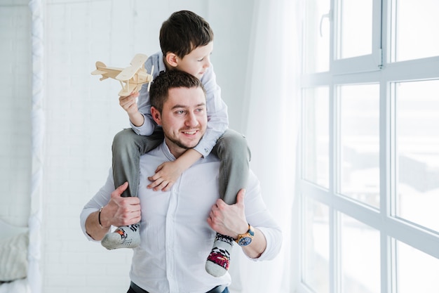 Foto pai e filho brincando juntos no dia dos pais