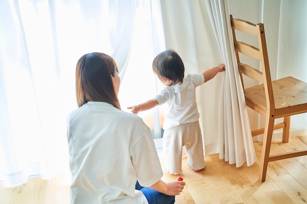 Pai e filho brincando na sala