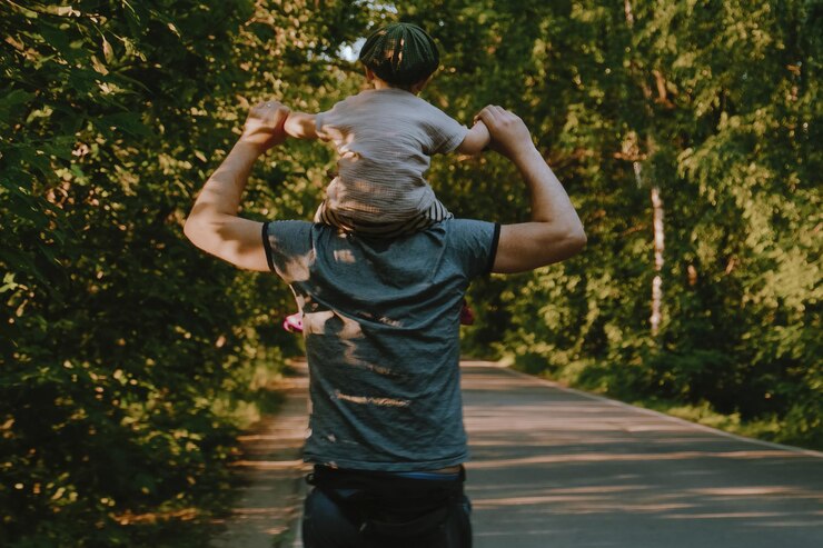 Pai e filho caminhando ao ar livre no verão
