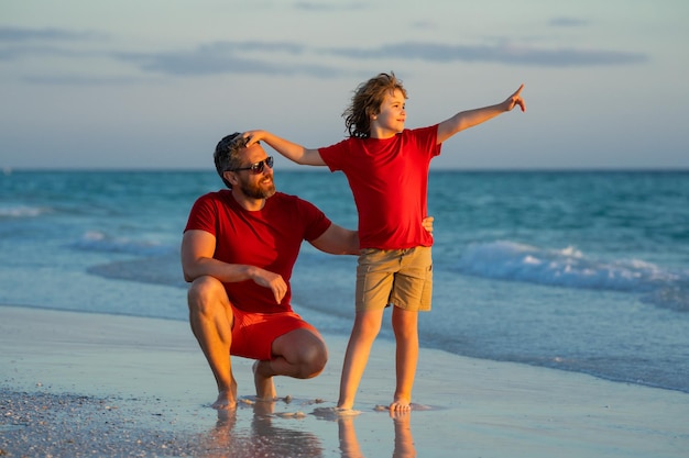 Pai e filho caminhando na praia durante o dia família feliz dia dos pais amor família pai e