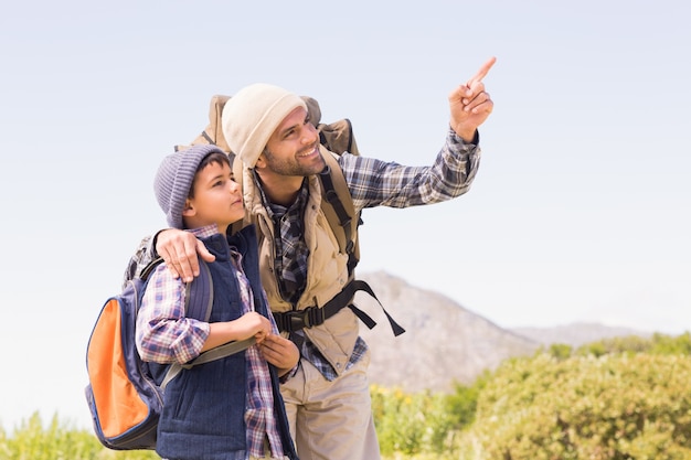 Pai e filho caminhando nas montanhas