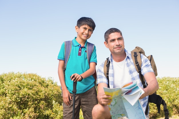 Pai e filho caminhando nas montanhas