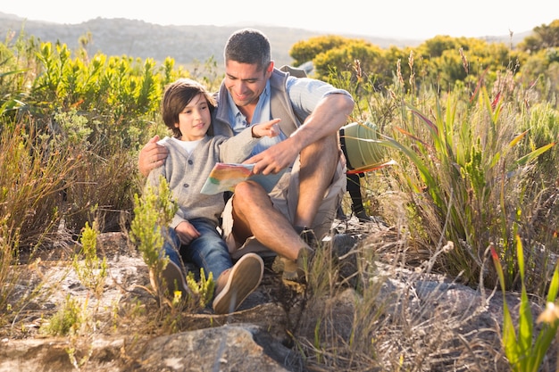 Pai e filho caminhando nas montanhas