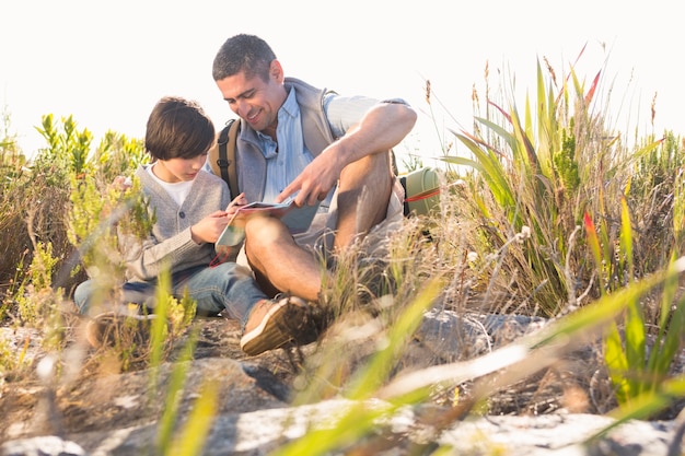 Pai e filho caminhando nas montanhas