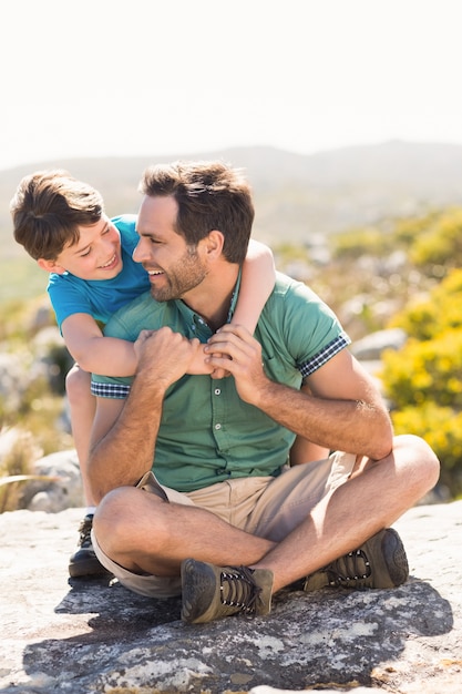 Pai e filho caminhando pelas montanhas