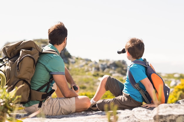 Pai e filho caminhando pelas montanhas