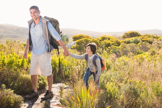 Pai e filho caminhando pelas montanhas