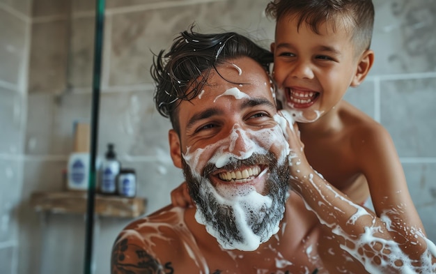 Pai e filho cobertos de espuma tendo um tempo alegre jogando no banheiro