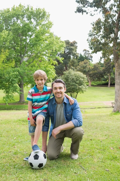 Pai e filho com bola no parque